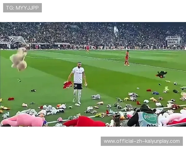 球迷扔下的臭袜子变成德昂族的腰箍,腰箍套住球滚进门 球迷扔下的臭袜子变成德昂族的腰箍,腰箍套住球滚进门